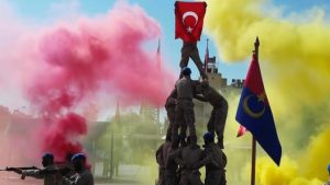 Kilis’te 30 Ağustos Coşkusu: Jandarmanın Bayrak Gösterisi Büyük Beğeni Topladı