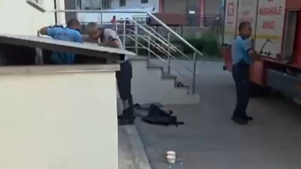 Havalandırma Boşluğuna Düşen Yavru Kediyi İtfaiye Kurtardı