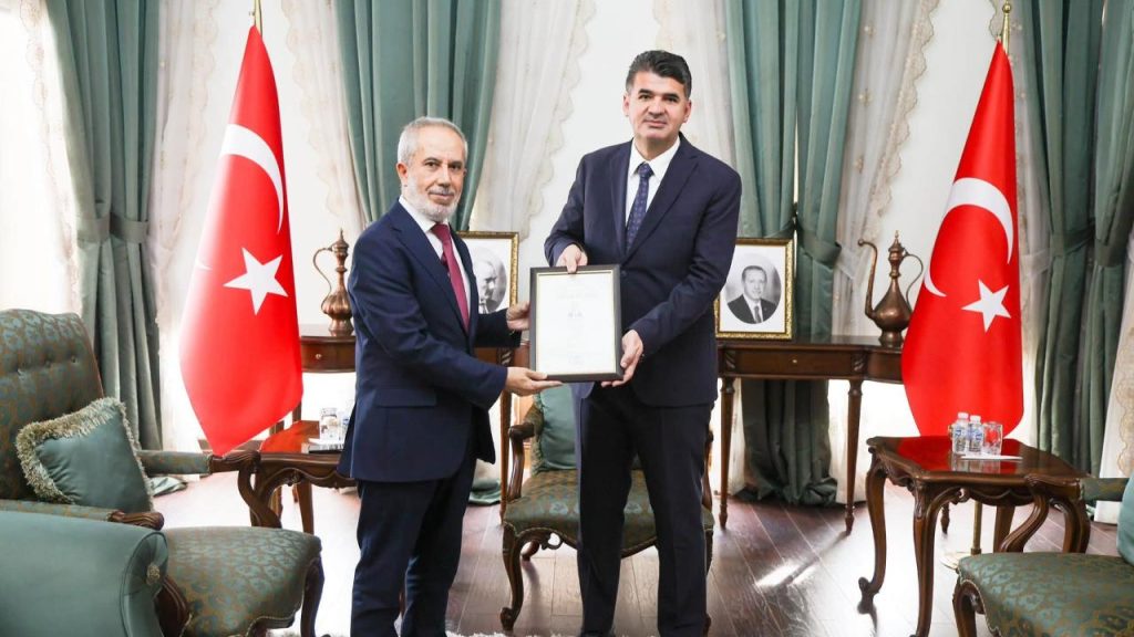 Vali Kalaylı’dan Iğdır’a Atanan Müftü Bozkurt’a Başarı Belgesi
