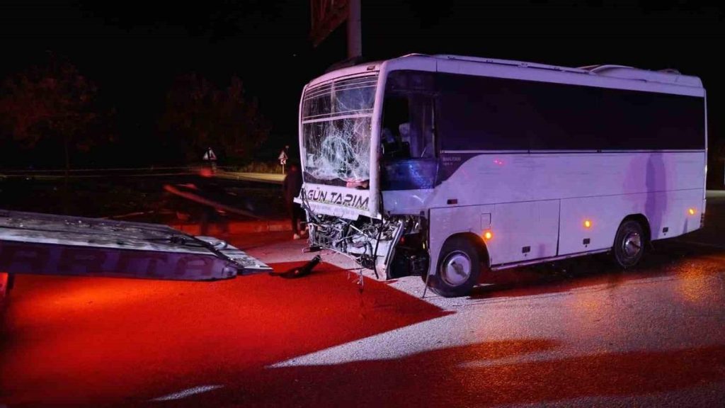 Isparta’da tarım işçilerini taşıyan midibüs tıra çarptı: 17 yaralı