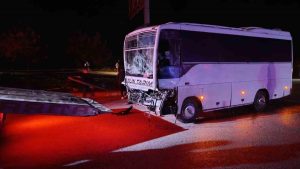 Isparta’da tarım işçilerini taşıyan midibüs tıra çarptı: 17 yaralı