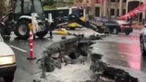 İstanbul'u sağanak vurdu: Yol çöktü, trafik kilitlendi