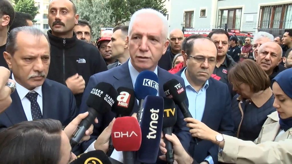 Maltepe'de 7 katlı binanın 3 katı çöktü! Vali Gül: 12 kişinin 5'i kurtarıldı