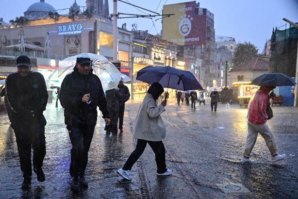 SON DAKİKA İSTANBUL: İstanbul'da yarın (15 Ekim Perşembe) okullar tatil edildi