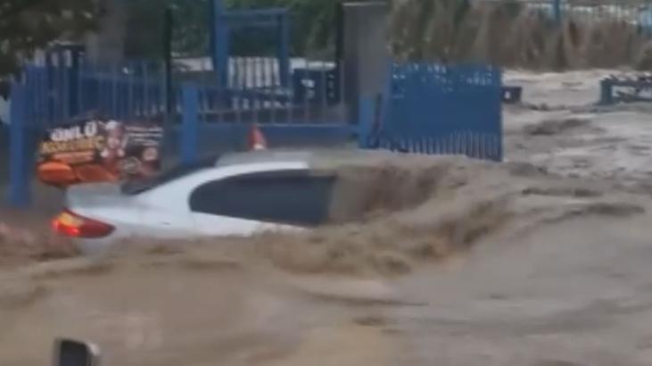 İstanbul'u sel vurdu! Sarıyer'de deniz karayla birleşti, araçlar sulara gömüldü… Megakentten korkunç görüntüler