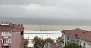 Bursa’da fırtına sahili vurdu! Deniz kahverengiye döndü, kaldırım taşları söküldü
