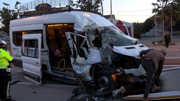 Arnavutköy'de servis minibüsü kamyona çarptı! Yaralılar var