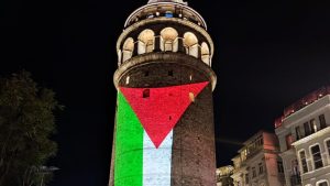 Galata Kulesi'ne Filistin bayrağı yansıtıldı